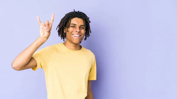 Junger Afrikanisch Amerikanischer Rastamann Zeigt Hörner Geste Als Revolutionskonzept — Stockfoto