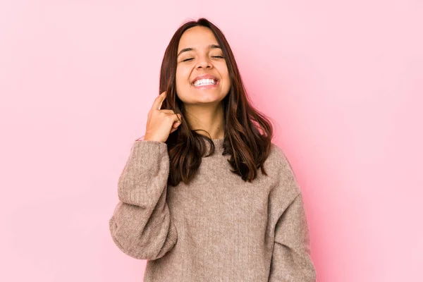 Jonge Gemengde Ras Spaanse Vrouw Geïsoleerd Vieren Van Een Overwinning — Stockfoto