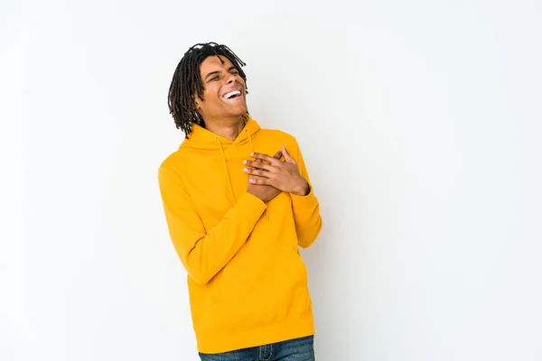 Joven Afroamericano Rasta Hombre Riendo Manteniendo Las Manos Corazón Concepto — Foto de Stock