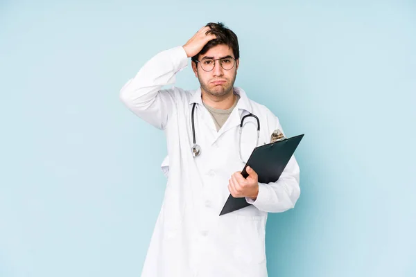 Jovem Médico Homem Isolado Fundo Azul Sendo Chocado Ela Lembrou — Fotografia de Stock