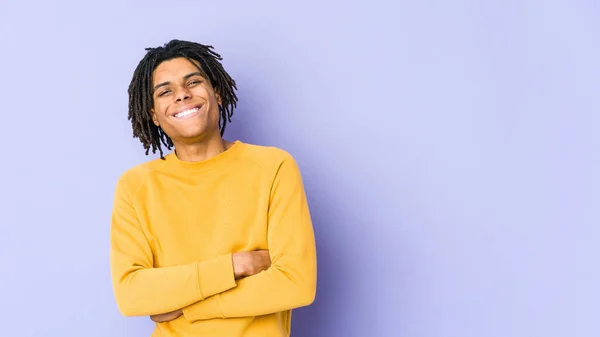 Young Black Man Wearing Rasta Hairstyle Who Feels Confident Crossing — Stock Photo, Image
