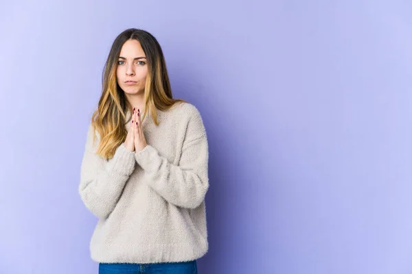 Giovane Donna Caucasica Isolata Sfondo Viola Pregando Mostrando Devozione Persona — Foto Stock