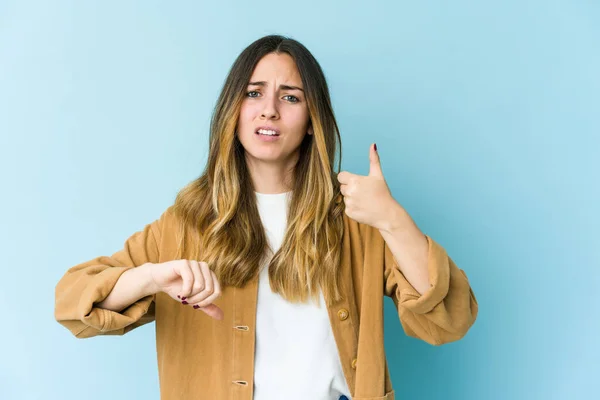 Mujer Joven Caucásica Aislada Sobre Fondo Azul Mostrando Pulgares Hacia —  Fotos de Stock