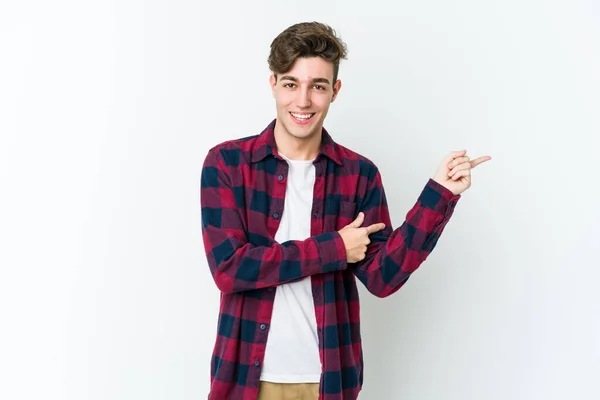 Jovem Caucasiano Isolado Fundo Branco Sorrindo Alegremente Apontando Com Dedo — Fotografia de Stock