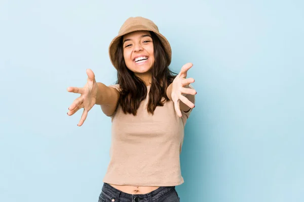 Joven Mujer Hispana Raza Mixta Aislada Siente Segura Dando Abrazo — Foto de Stock