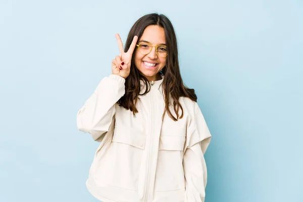 Jong Gemengd Ras Hispanic Vrouw Geïsoleerd Tonen Nummer Twee Met — Stockfoto