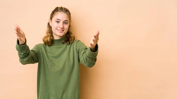 Beyazlı Genç Bir Kadın Bej Arka Planda Izole Edilmiş Kameraya — Stok fotoğraf