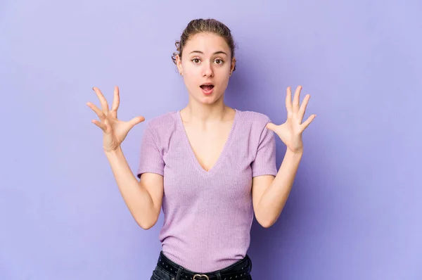 Young Caucasian Woman Purple Background Screaming Sky Looking Frustrated — Stock Photo, Image