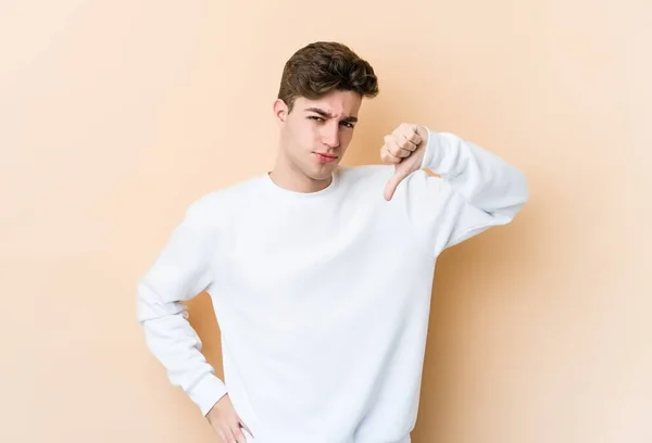 Beyazlı Genç Adam Bej Arka Planda Izole Edilmiş Baş Parmağını — Stok fotoğraf