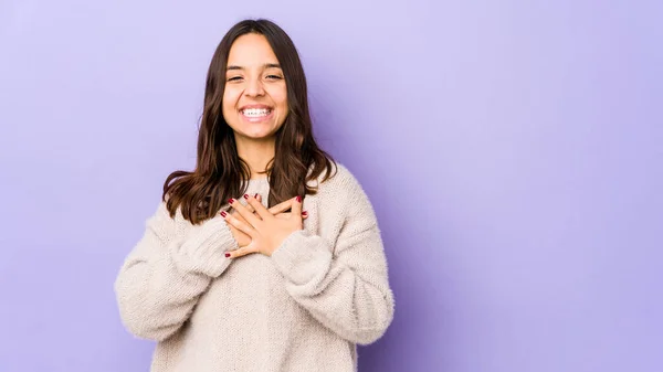 Giovane Razza Mista Donna Ispanica Isolato Ridere Tenendo Mani Sul — Foto Stock