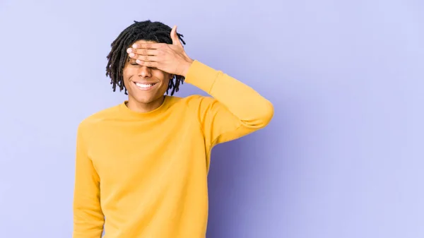 Jovem Negro Vestindo Penteado Rasta Cobre Olhos Com Mãos Sorri — Fotografia de Stock