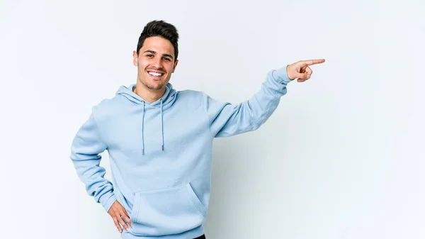 Jovem Caucasiano Isolado Fundo Branco Sorrindo Alegremente Apontando Com Dedo — Fotografia de Stock