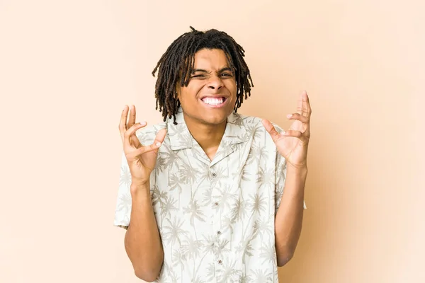 若いアフリカ系アメリカ人のラスタ男叫びと怒り — ストック写真