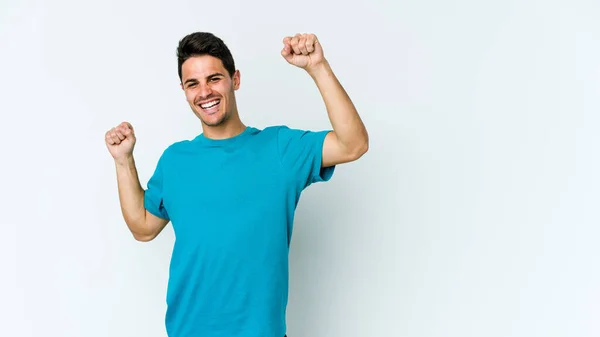 Joven Hombre Caucásico Aislado Sobre Fondo Blanco Celebrando Día Especial — Foto de Stock