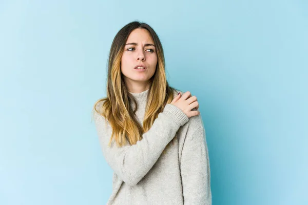 Giovane Donna Caucasica Isolata Sfondo Blu Con Dolore Alla Spalla — Foto Stock