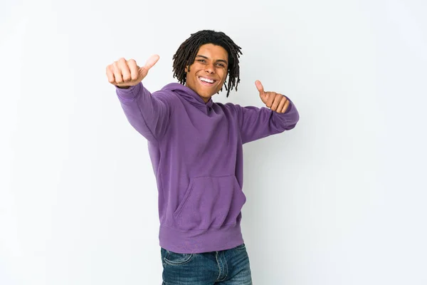 아프리카계 미국인 라스타 남자가 웃으며 자신감 손가락을 치켜들고 있습니다 — 스톡 사진