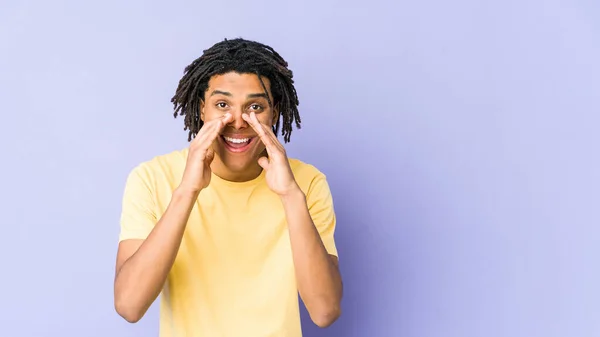 Young African American Rasta Man Saying Gossip Pointing Side Reporting — Stock Photo, Image