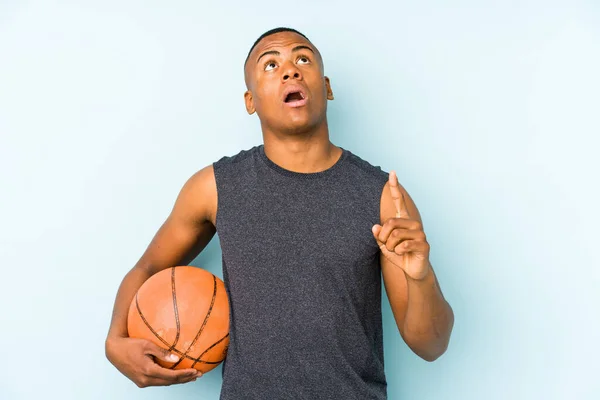 Joven Colombiano Jugando Baloncesto Aislado Apuntando Revés Con Boca Abierta — Foto de Stock