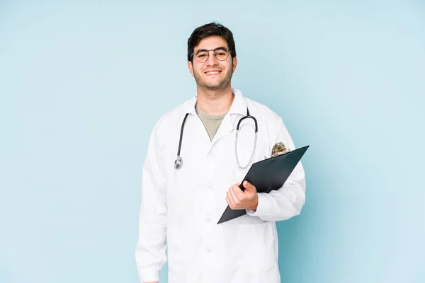 Mladý Lékař Muž Izolovaný Modrém Pozadí Šťastný Usmívající Veselý — Stock fotografie