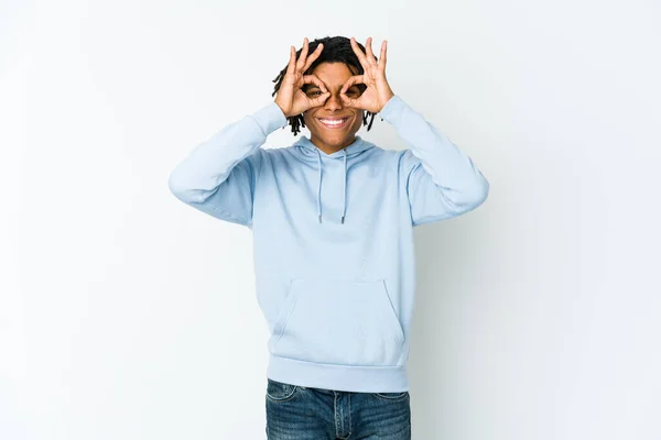 Joven Africano Americano Rasta Hombre Mostrando Signo Sobre Ojos — Foto de Stock