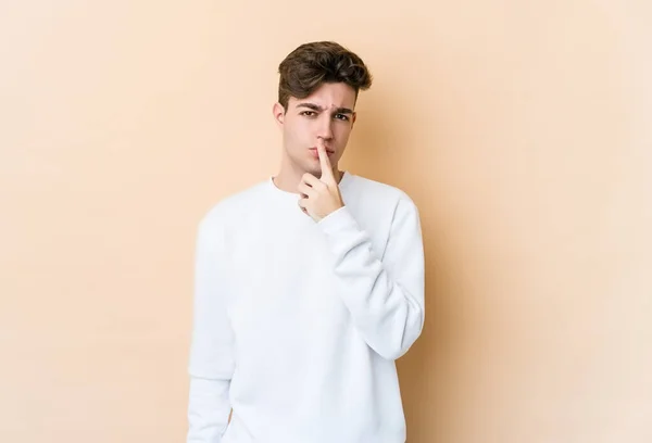 Young Caucasian Man Isolated Beige Background Thinking Looking Being Reflective — Stock Photo, Image