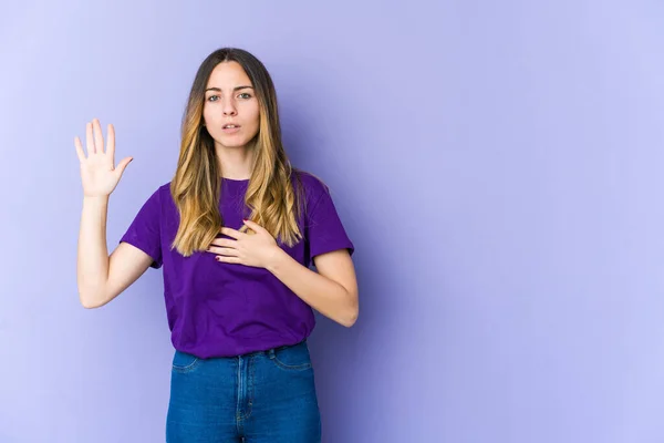 Giovane Donna Caucasica Isolata Sfondo Viola Prestare Giuramento Mettendo Mano — Foto Stock