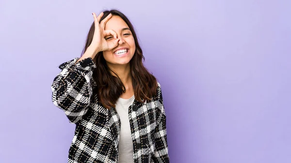 Junge Hispanische Mischlingshündin Isoliert Aufgeregt Und Behält Okay Geste Auge — Stockfoto