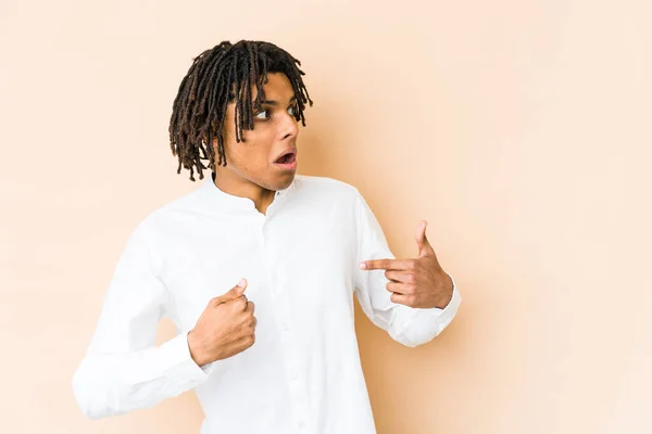 Joven Afroamericano Rasta Hombre Sorprendido Señalando Con Dedo Sonriendo Ampliamente —  Fotos de Stock