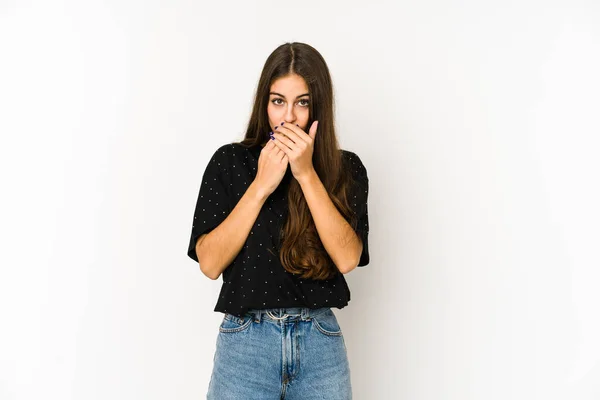 Jonge Kaukasische Vrouw Geïsoleerd Witte Achtergrond Bedekken Mond Met Handen — Stockfoto