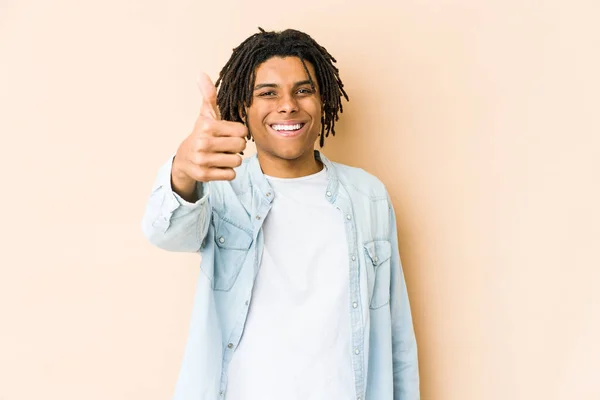 Genç Afrikalı Amerikalı Rasta Adam Gülümsüyor Başparmağını Kaldırıyor — Stok fotoğraf