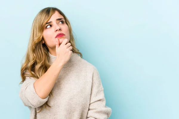 Jeune Femme Caucasienne Blonde Penser Regarder Vers Haut Être Réfléchissant — Photo