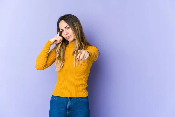 Giovane Donna Caucasica Isolata Sfondo Viola Puntando Tempio Con Dito — Foto Stock