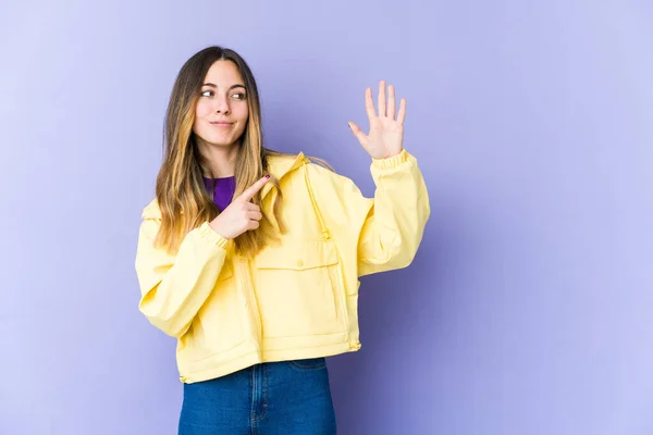 Joven Mujer Caucásica Aislada Sobre Fondo Morado Sonriente Alegre Mostrando —  Fotos de Stock