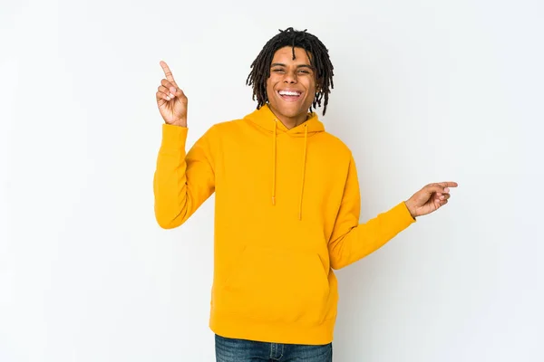 Молодий Афроамериканець Раста Вказує Різні Місця Вибираючи Один Показуючи Пальцем — стокове фото
