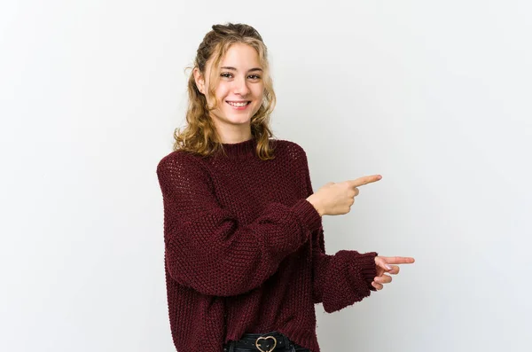 Joven Mujer Caucásica Sobre Fondo Blanco Señalando Con Los Dedos — Foto de Stock