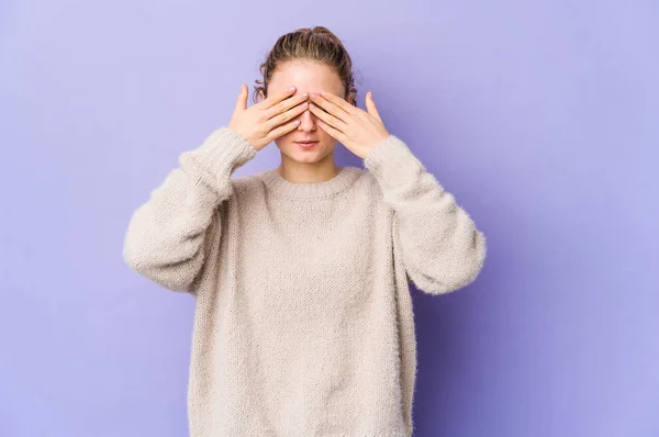 Young Caucasian Woman Purple Background Afraid Covering Eyes Hands — Stock Photo, Image