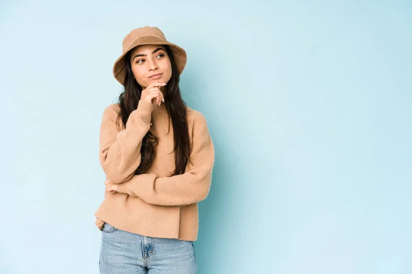 Mujer India Joven Con Sombrero Aislado Sobre Fondo Azul Mirando — Foto de Stock