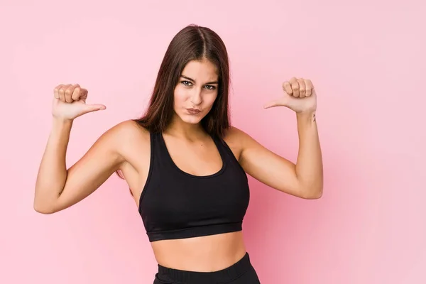 Jonge Kaukasische Fitness Vrouw Doet Sport Geïsoleerd Voelt Trots Zelfvertrouwen — Stockfoto