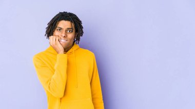 Genç Afro-Amerikan Rasta adam tırnaklarını yiyor, gergin ve çok endişeli..