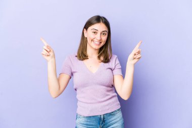 Kafkasyalı genç kadın farklı kopya alanlarını gösteriyor, birini seçiyor, parmaklarıyla gösteriyor..