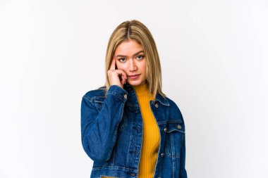 Genç beyaz kadın şoka uğruyor, önemli bir görüşme hatırladı..