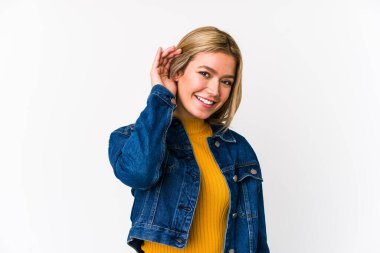 Kafkasyalı genç kadın kendini işaret ederek şaşırdı, geniş bir gülümsemeyle..