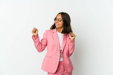 Genç Latin iş kadını beyaz arka planda izole edilmiş, parmakları dudaklarında bir sır saklıyor..