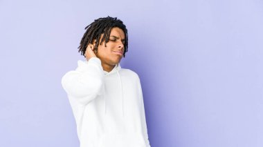 Genç Afro-Amerikan Rasta adam stresten dolayı boynu ağrıyor, masaj yapıyor ve eliyle dokunuyor..