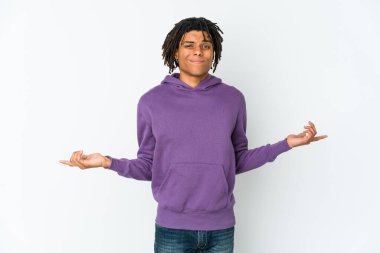 Genç Afrikalı Amerikalı Rasta adam sorgulama jesti için omuz silkiyor ve şüphe ediyor..