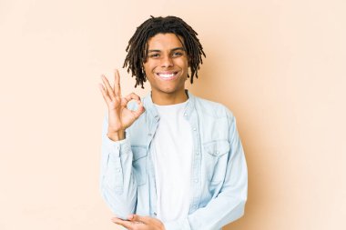 Genç Afro-Amerikan Rasta bir göz kırptı ve iyi bir el hareketi yaptı..