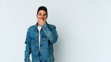 Beyaz arka planda izole genç beyaz adam iki seçenek arasında şüphe.