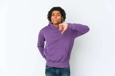 Genç Afro-Amerikalı Rasta adam hoşlanmadığı bir jest yapıyor, kabul etmiyor. Anlaşmazlık konsepti.