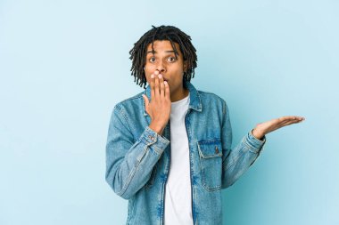 Kot ceket giyen genç siyahi adam, avuç içi fotokopi alanı tutmaktan etkilenmiş..