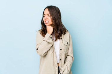 Genç, melez bir kadın. Virüs ya da enfeksiyon yüzünden boğaz ağrısı çekiyor..